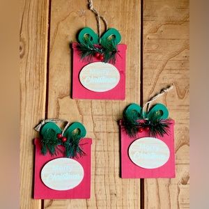 Merry Christmas Gifts Red Green w/ Bows Pine Berries Ornament Set 3 NWOT Rustic